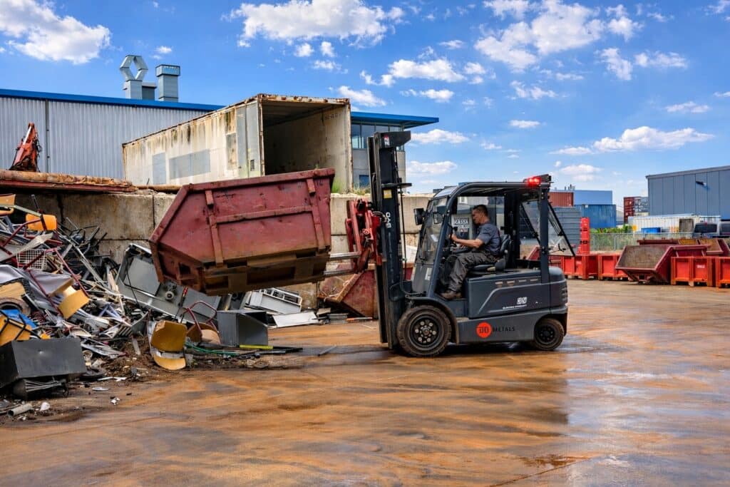 Foto op de werf, op een zeer mooie dag, met heftruck