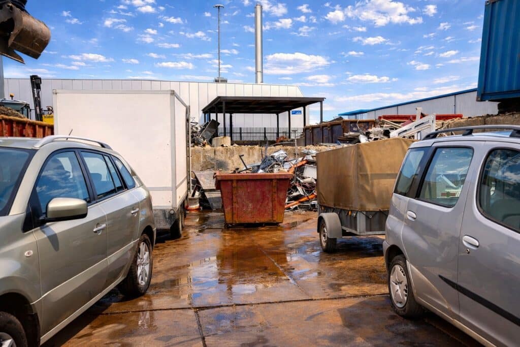 2 auto's lossen metaal