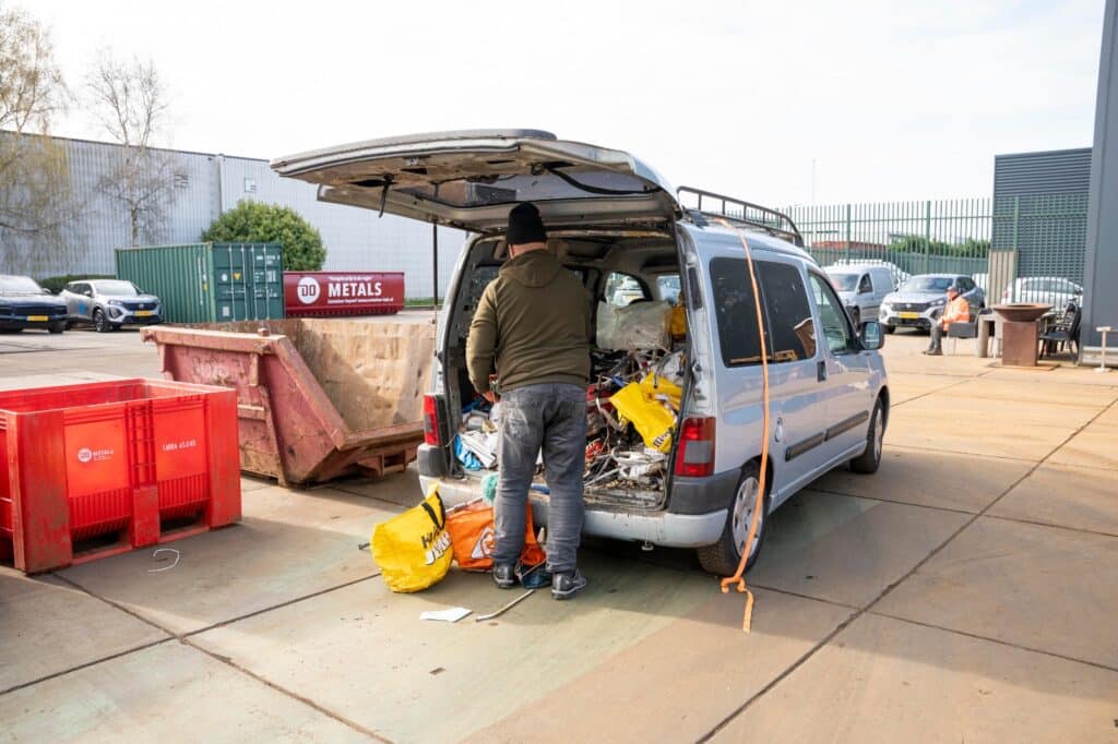 Meneer levert koper in