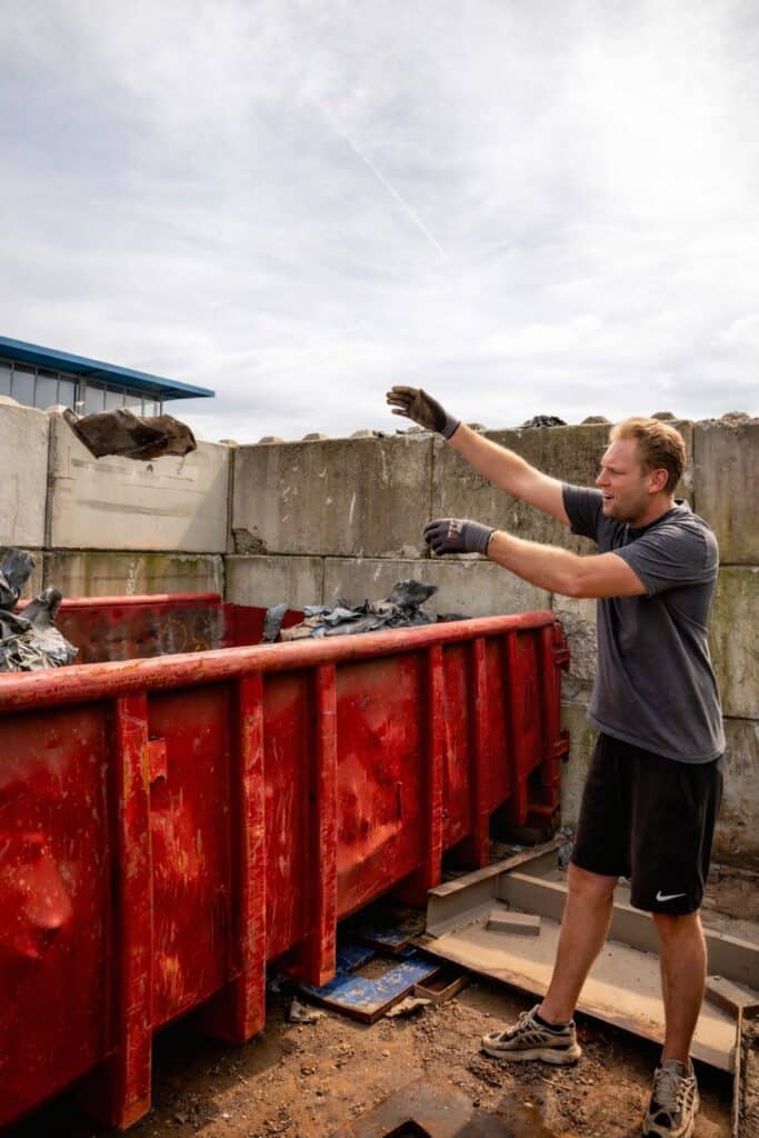 Lood wordt ingeleverd, gegooid in bak