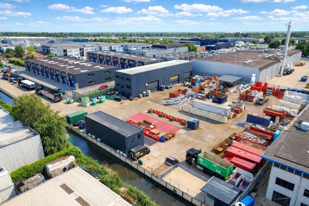 Foto van de Do-Metals werf van bovenaf, perspectief