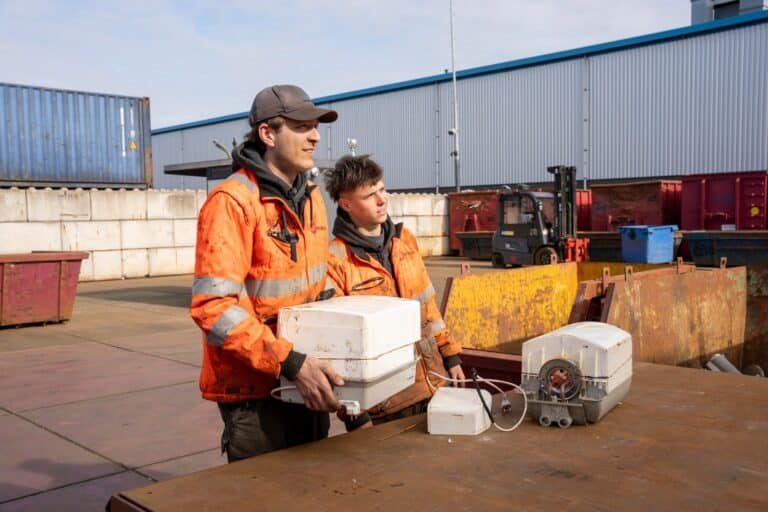 2 mannen leveren metaal in