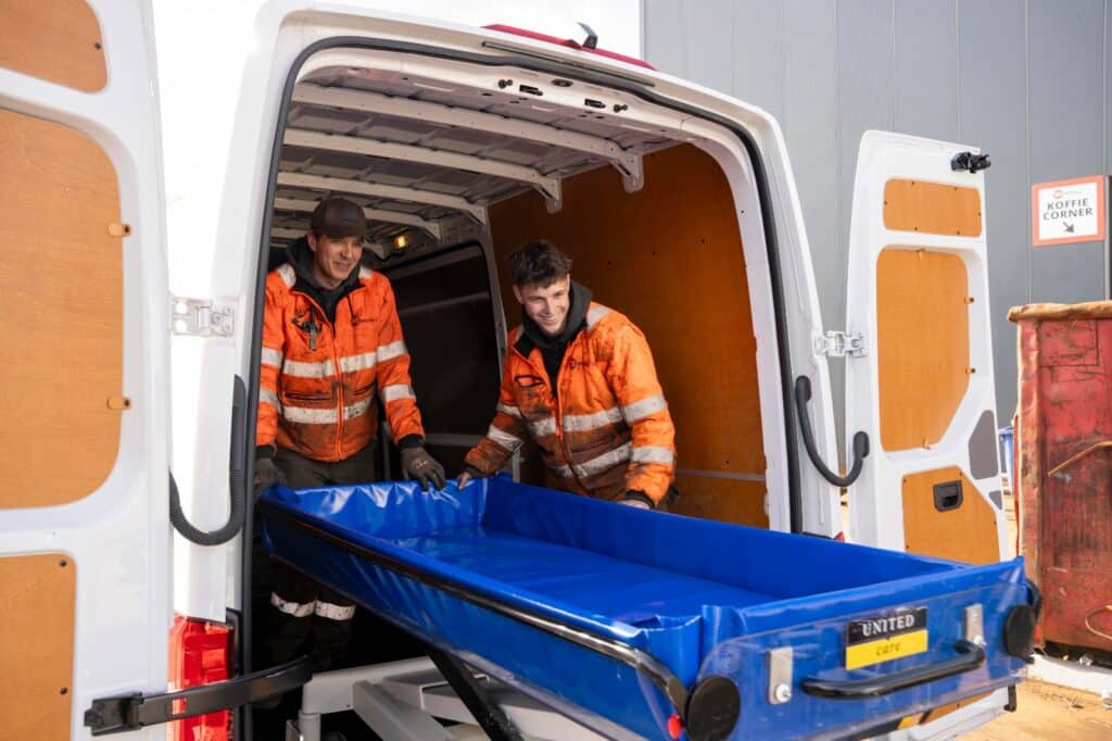 2 mannen leveren metaal in vanuit hun bus