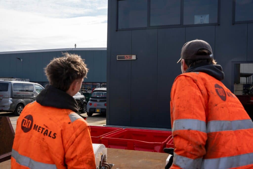 2 mannen leveren metaal in vanuit hun bus