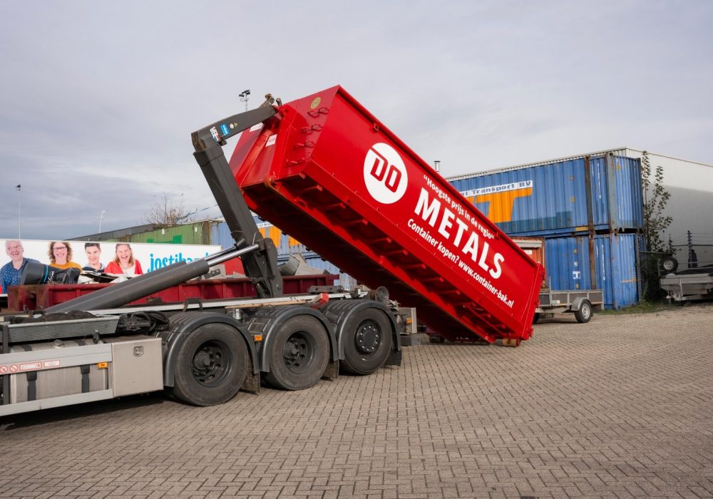 Container wordt opgehaald