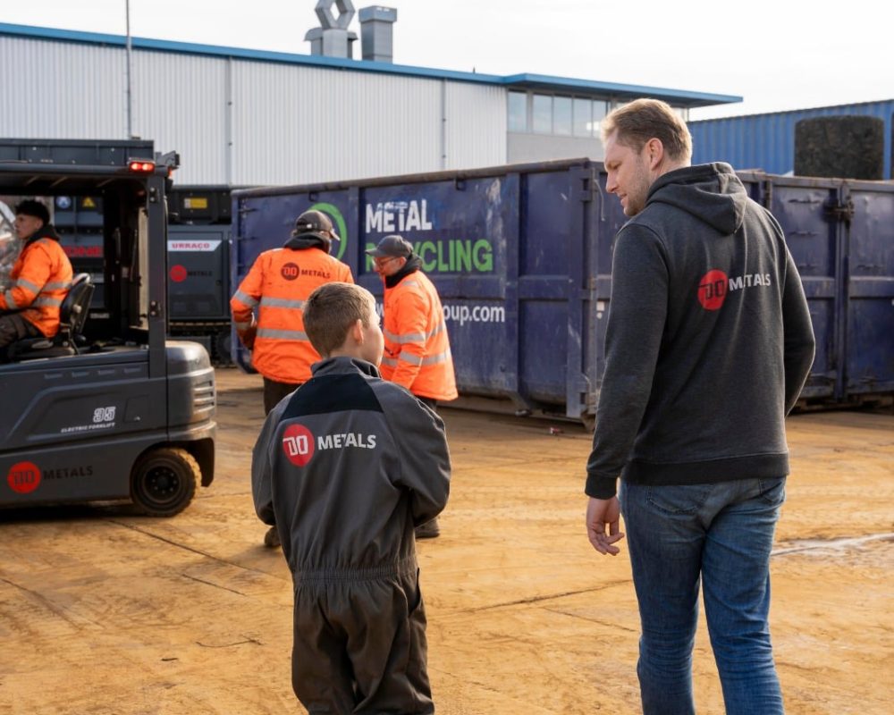 2 heren samen op het terrein